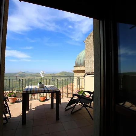 Al Centro Nyaraló Gangi